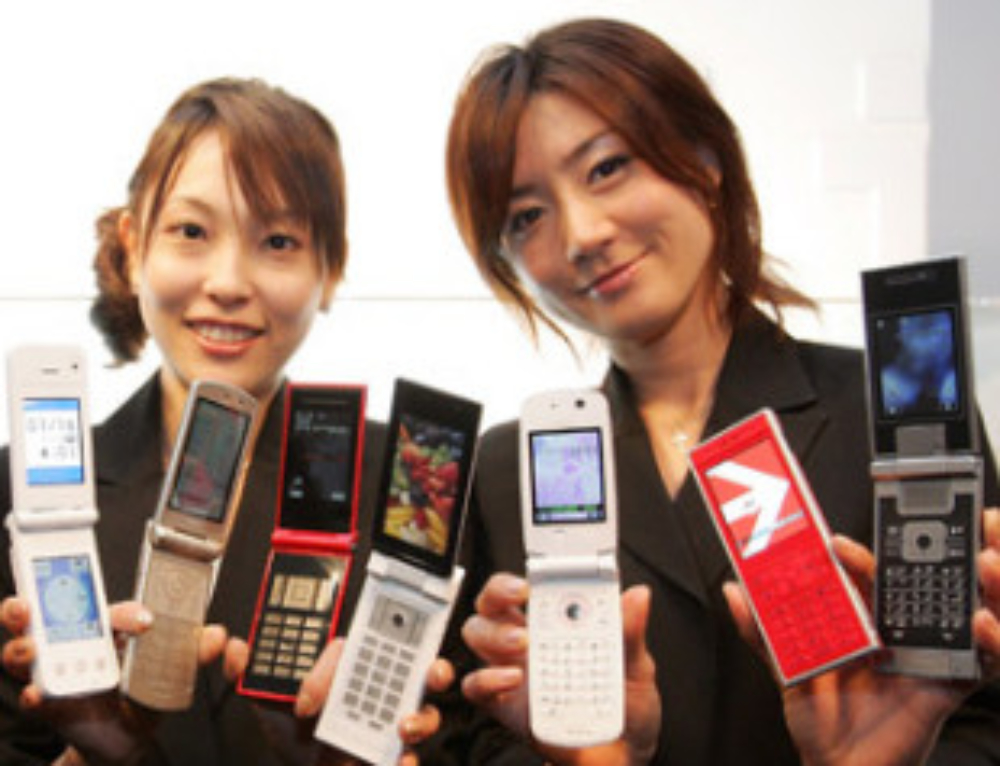 Популярные телефоны и их названия. Мобильные телефоны 2004 года. Nokia 2011 года выпуска сенсорный. Какой смартфон выбрать. Pls экран смартфона.